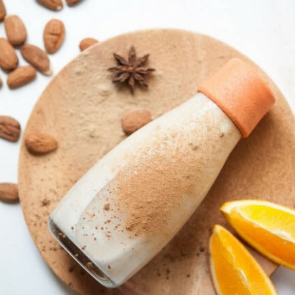 Mandelmilch Rezept mit Chai-Gewürzen und Orangenabrieb