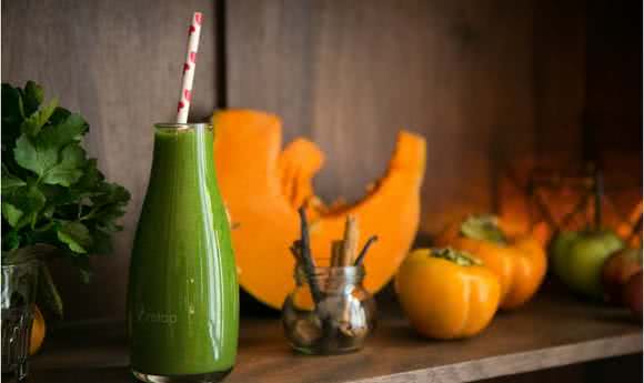 Befüllte Smoothie-Flaschen mit einer Spalte Muskat-Kürbis und Vanille und Zimtstangen.