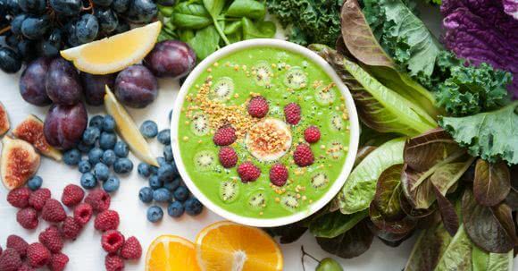 Grüne Smoothies Zutaten, wie Blattgrün, Salat und Früchte Grüne Smoothies Zutaten, wie Blattgrün, Salat und Früchte