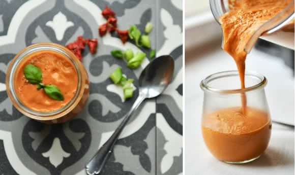 Fertige Tomatencremesuppe im Glas und wie sie aus dem Mixer eingegossen wird.