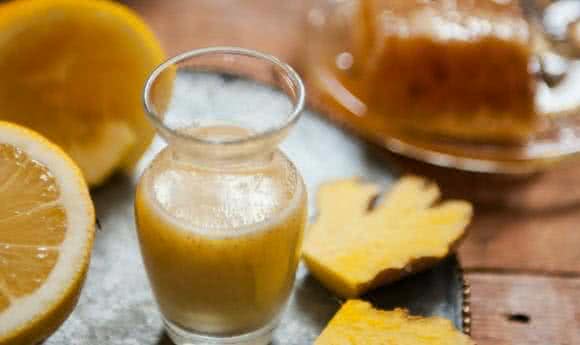 Ingwer Shot Rezept mit frischem Zitronensaft und Honig.