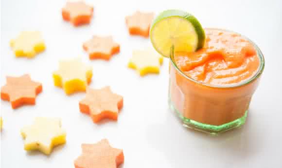 Gemüse Smoothie aus Süßkartoffel, Mango und Limette im Glas.
