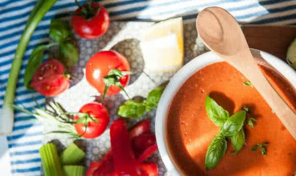 Gemüse Smoothie als Gazpacho mit Tomaten, Paprika, Staudensellerie und etwas Zitronensaft.