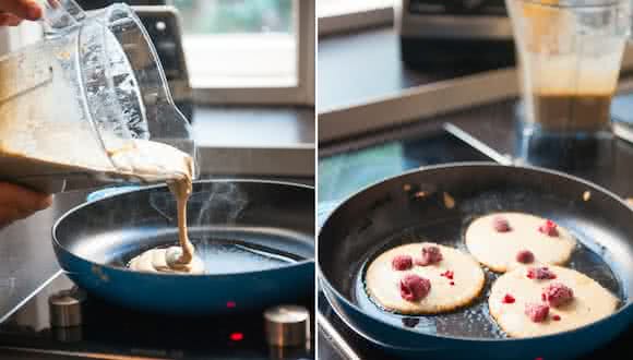 Pancakes-Teig im Mixer zubereiten und direkt aus dem Mixbehälter zum Braten in die Pfanne gießen.