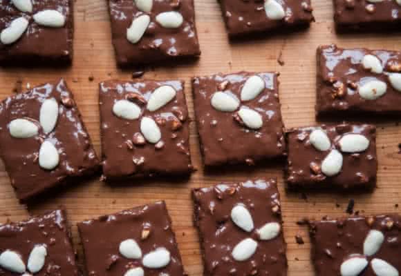 Lebkuchen Rezept à la Elisenlebkuchen mit Schokobezug und geschälten Mandeln.