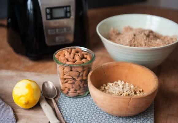 Lebkuchen Rezept: Gemahlene Mandeln und Leinsamen.