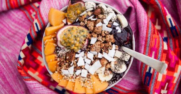 Acai-Bowl Rezept mit Banane, Blaubeeren und Passionsfrucht