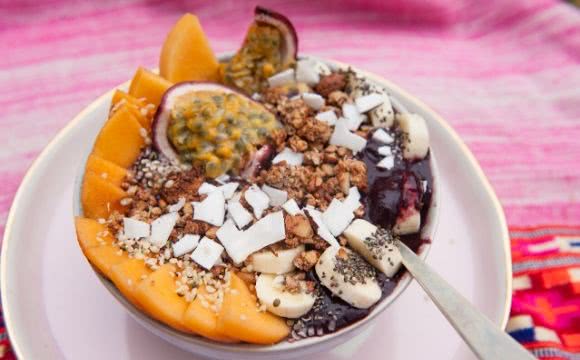 Acai-Bowl Rezept mit Toppings aus Passionsfrucht, Banane, Granola und Hanfsamen