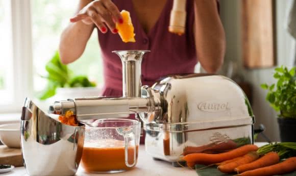 Karottensaft mit dem Angel Juicer zubereiten