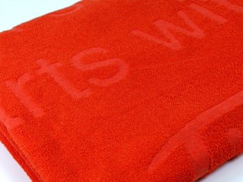 Logo en bajo relieve