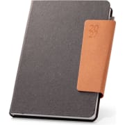 Agenda día página 2027 PU reciclado con cierre magnético 14.8 x 21 cm