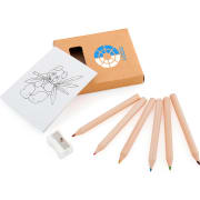 Set de cartón natural con lápices de colores y dibujos