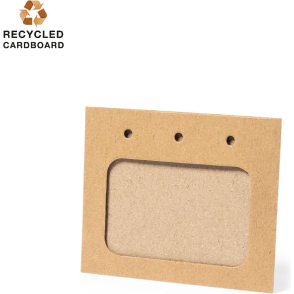 Identificador de cartón reciclado con ventana troquelada (11,5 x 9,2 cm)