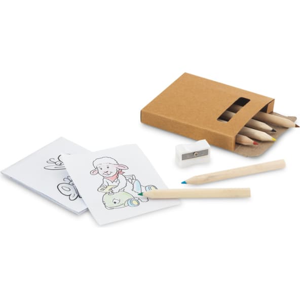 Set de cartón natural con lápices de colores y dibujos