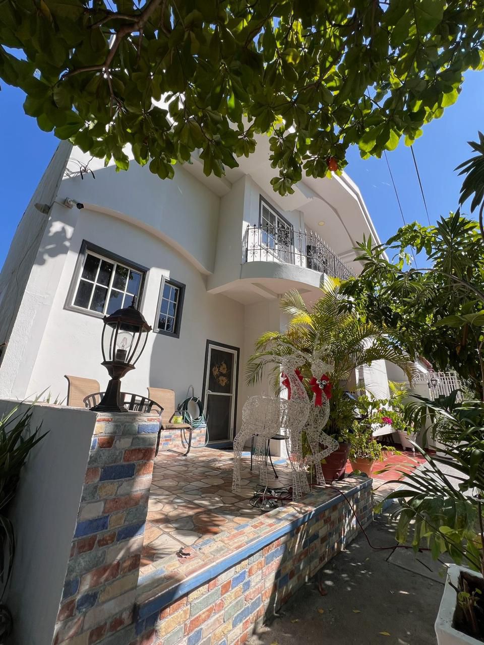 Elegante y Espaciosa Residencia Familiar de Dos Niveles en Venta en San Miguel