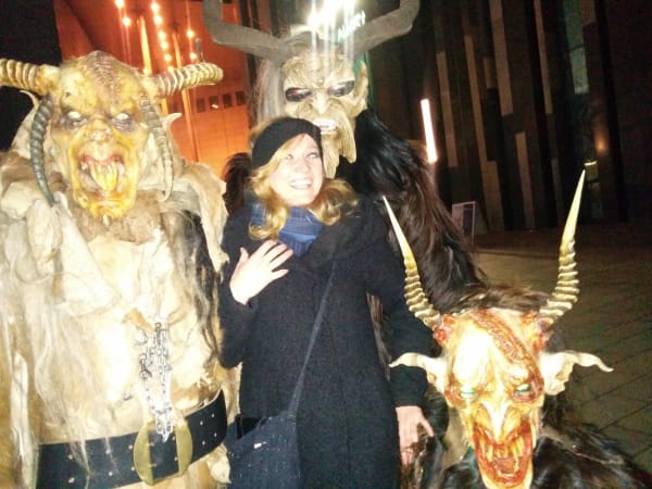 Unser Guide Clarissa umzingelt von Krampussen auf dem Augustusplatz - 3.12.2016