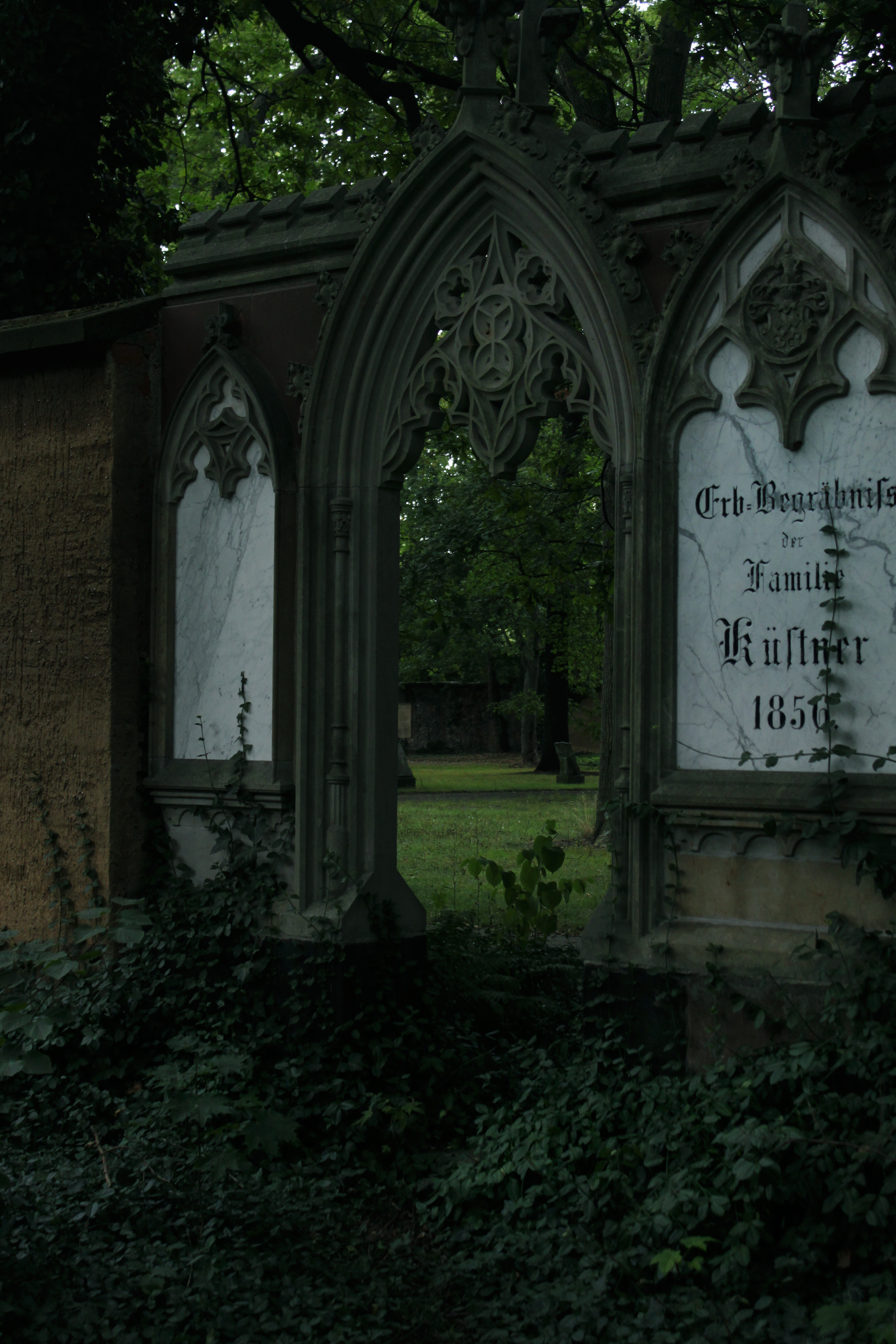 Mystische Wege öffnen sich auf dem Alten Johannisfriedhof