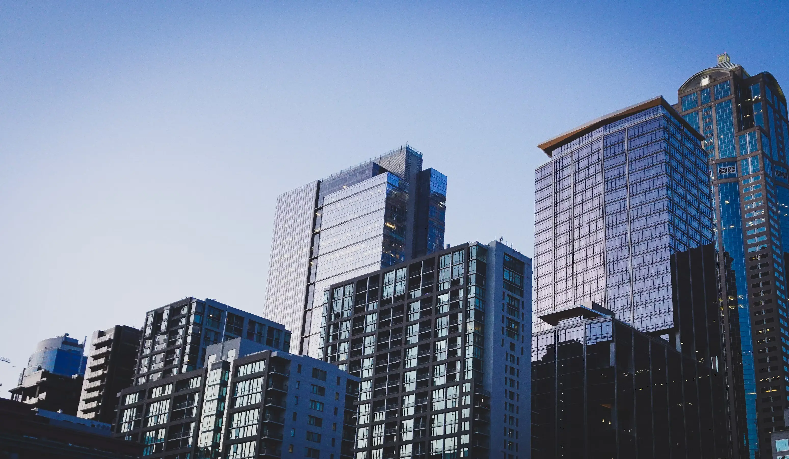 Vista de una ciudad en crecimiento con edificios modernos