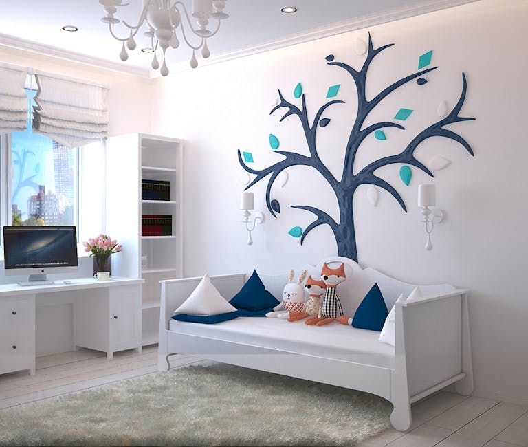 Habitación pequeña pintada de blanco con una sensación de amplitud