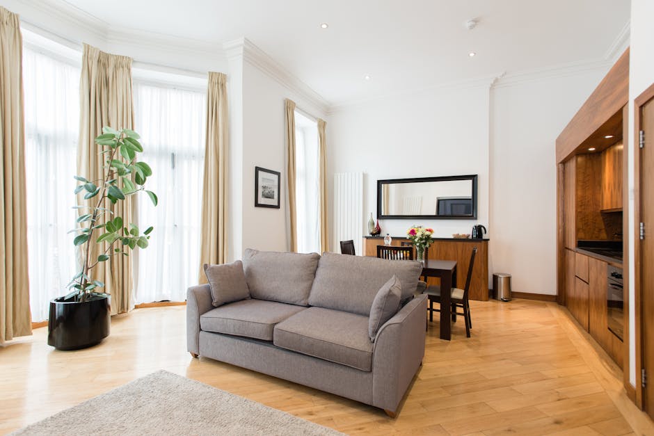 Sala de estar con grandes ventanas y mucha luz natural