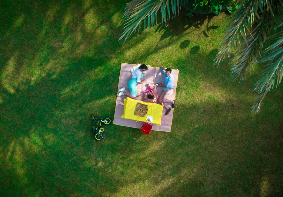 Personas disfrutando de un parque comunitario en un vecindario tranquilo