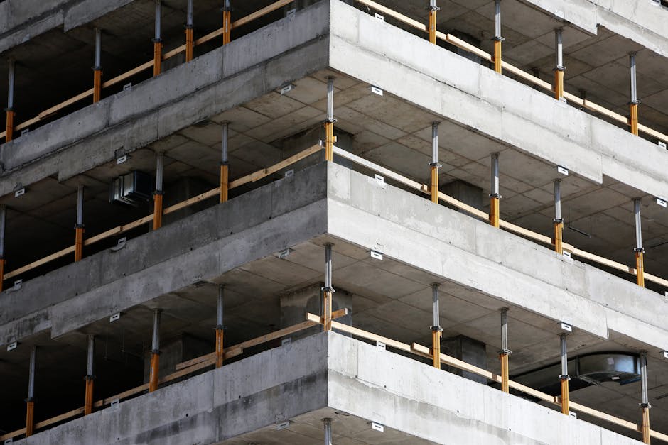 Obra en construcción con andamios