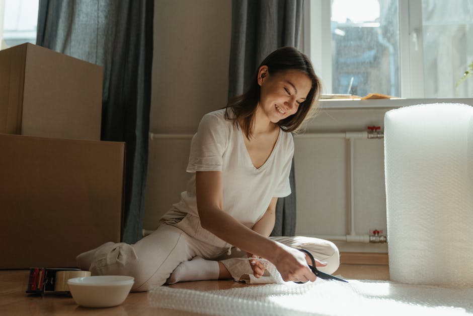 Compradores jóvenes explorando una casa moderna con características de hogar inteligente