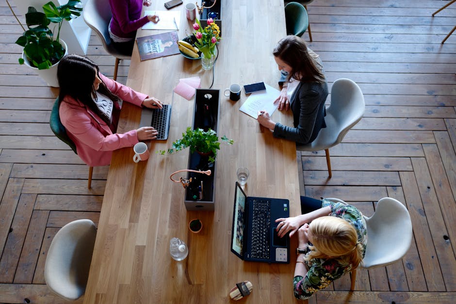 Arrendatarios disfrutando de un espacio de coworking en un complejo de apartamentos moderno