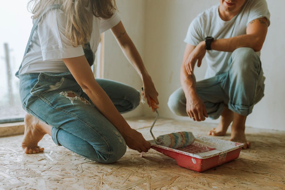 Proceso de renovación de una propiedad durante un flip inmobiliario, mostrando trabajadores y materiales de construcción
