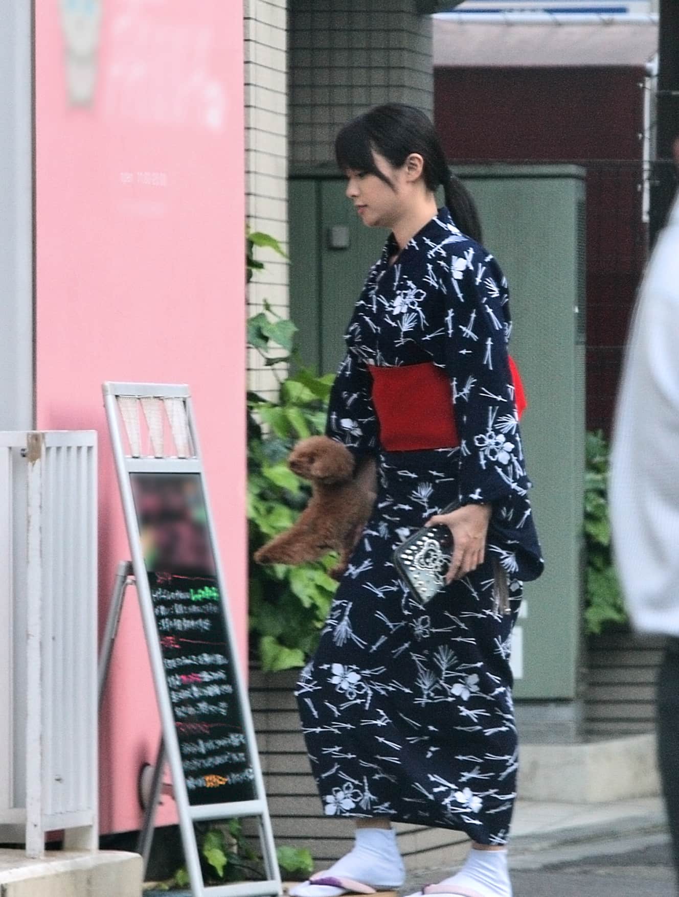 浴衣姿の深キョン。左手には財布、右手にはぬいぐるみ…ではなく、愛犬メロンパンナちゃん!?