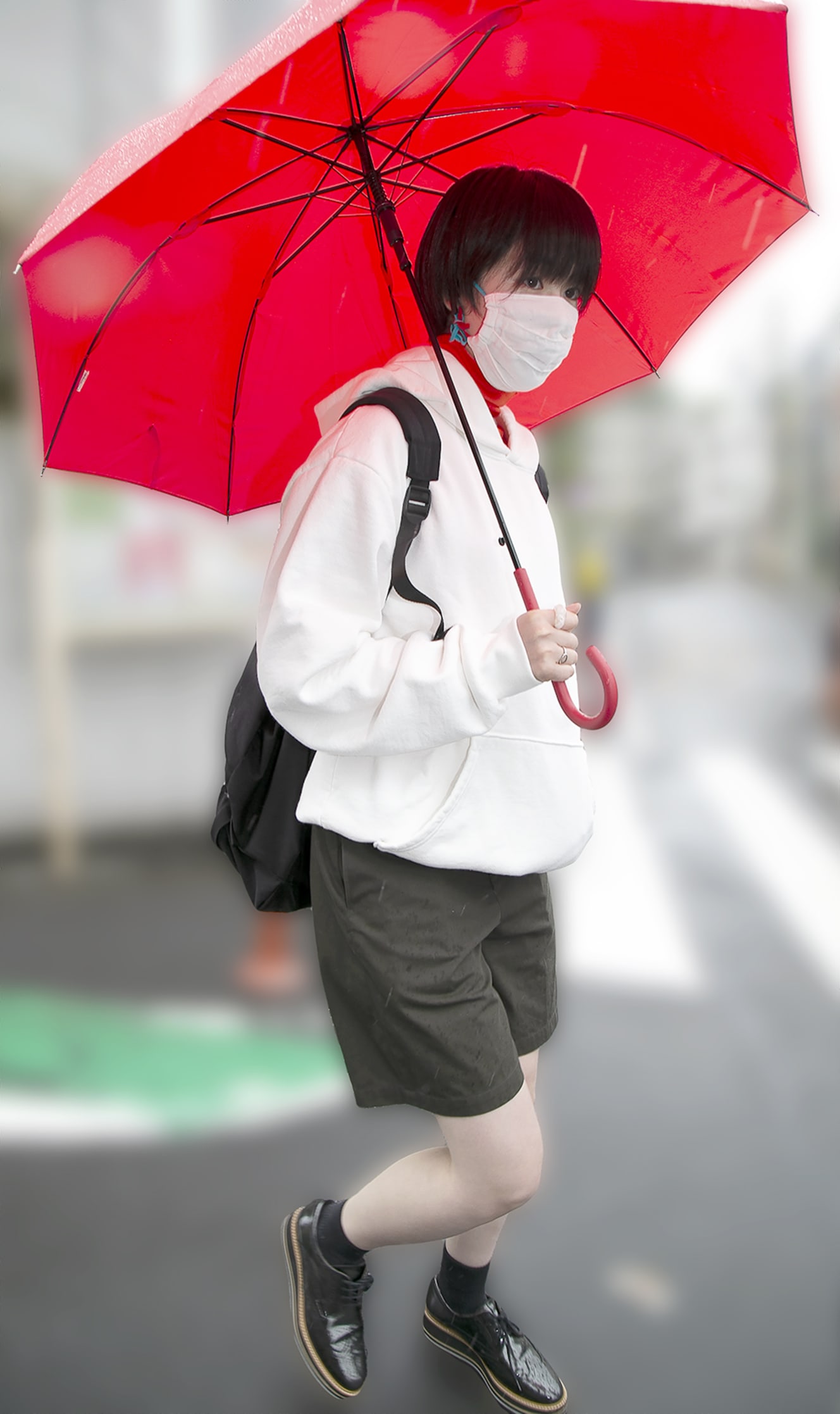 「出勤」途中の唐田えりか。髪を切ってボーイッシュに変身するも美肌が人目を引いていた。20年9月撮影