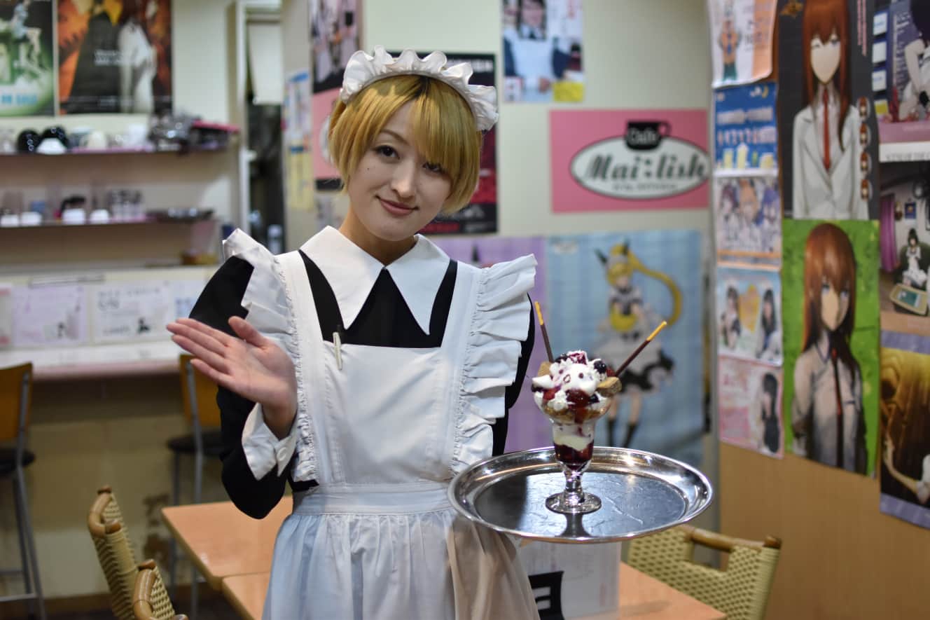 〔メイリッシュ〕気まぐれパフェ(ラミネートカード付き1,300円税込) メイドさんが気まぐれで作ってくれるパフェ。メニュー表には載っていない裏メニューだが、ピーク時以外なら対応してくれる可能性アリ
