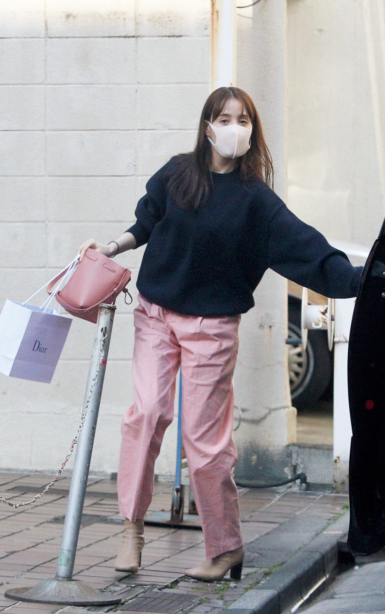 送迎車から降り東京・西新宿のスタジオに入っていくトリンドル玲奈。普段着でもスタイルのよさは際立っていた(20年10月撮影)