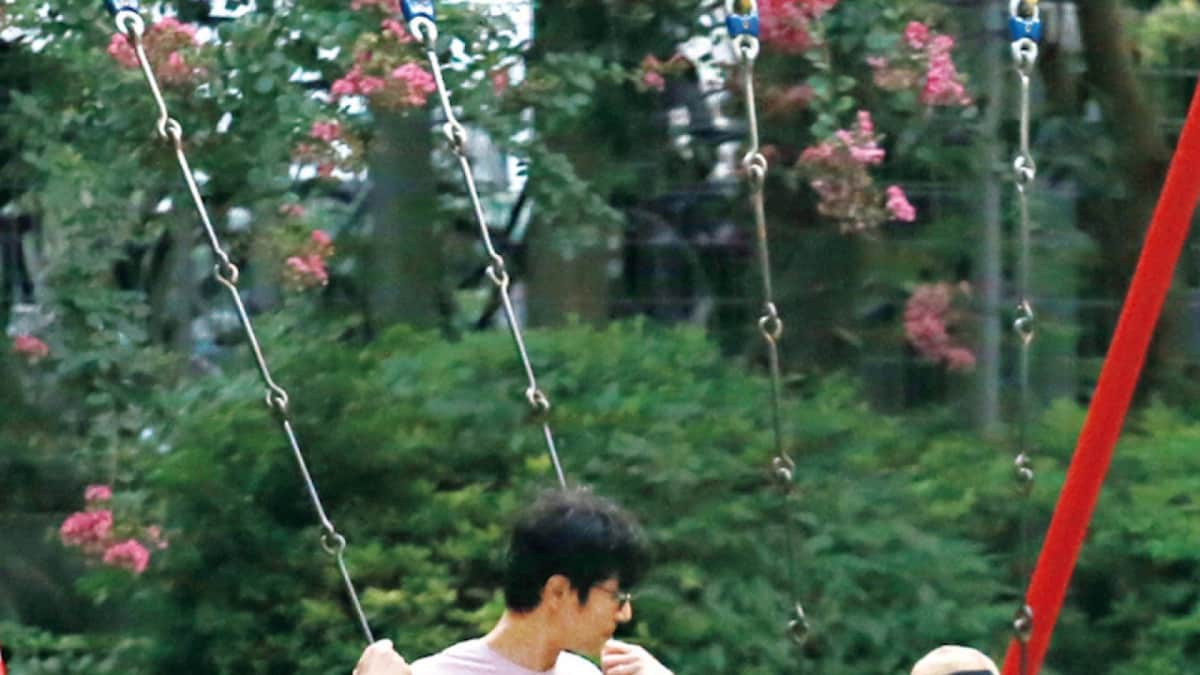 堺雅人＆菅野美穂 夕暮れの公園で子供とブランコ遊び | FRIDAY ...
