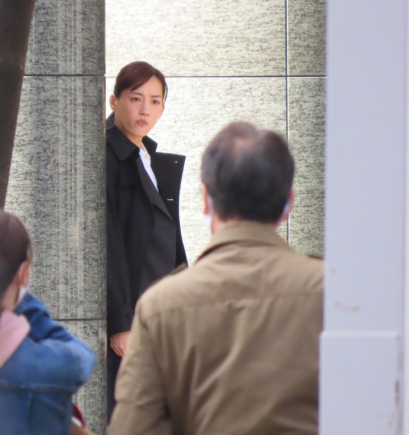 こちらは本誌1月6日号の未掲載カット 綾瀬はるか 有明で豪華俳優陣を従えて主演ドラマ撮影中