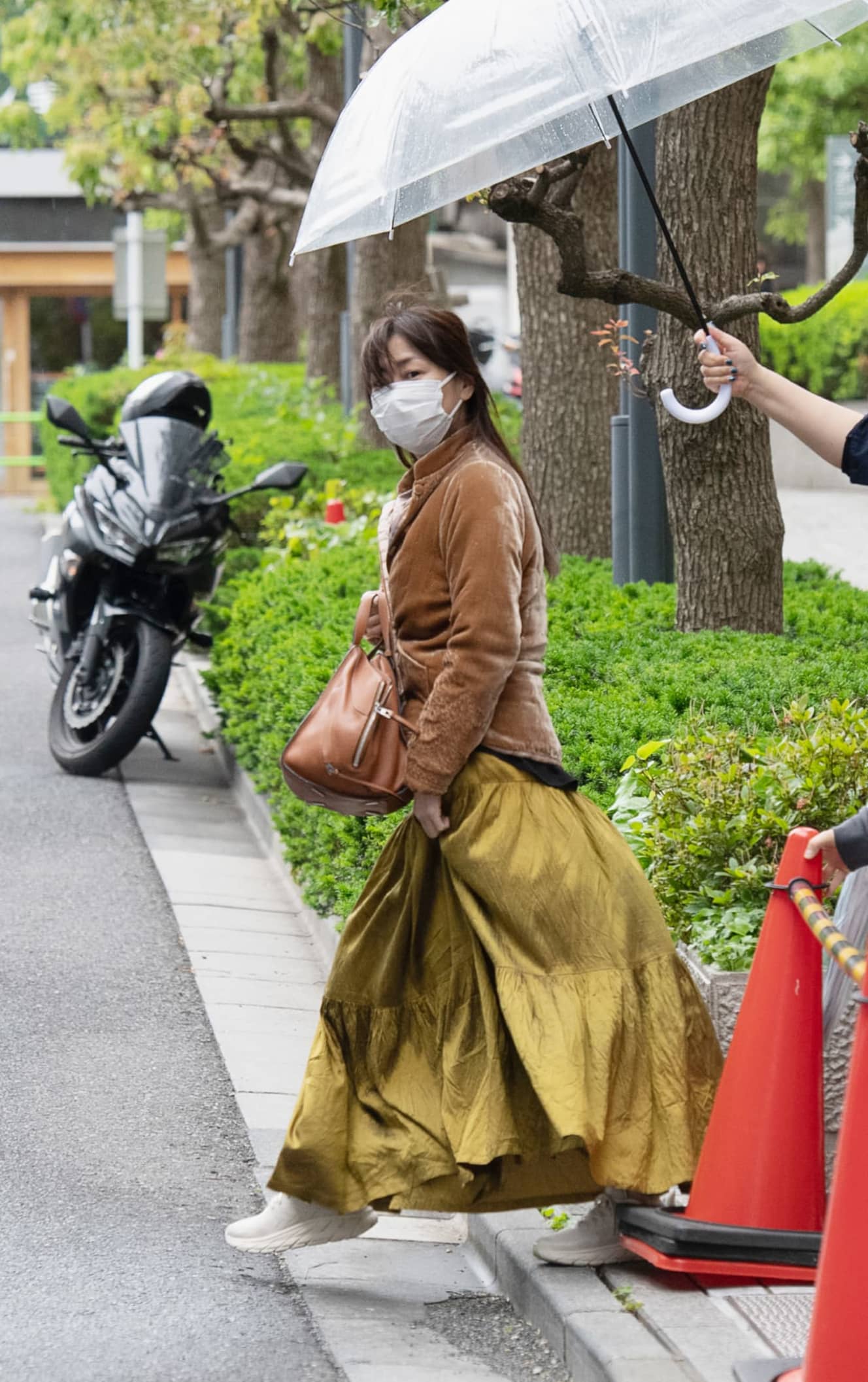 本誌未掲載カット 中山美穂 ゴージャスな私服でスーパー買い出し(21年6月18日号)
