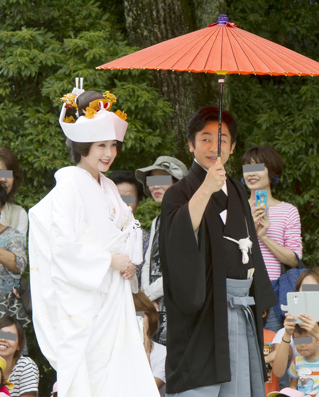 藤原紀香＆片岡愛之助　京都・上賀茂神社での挙式に白無垢姿で現れた藤原紀香。300人を超えるギャラリーから祝福の声が上がった。