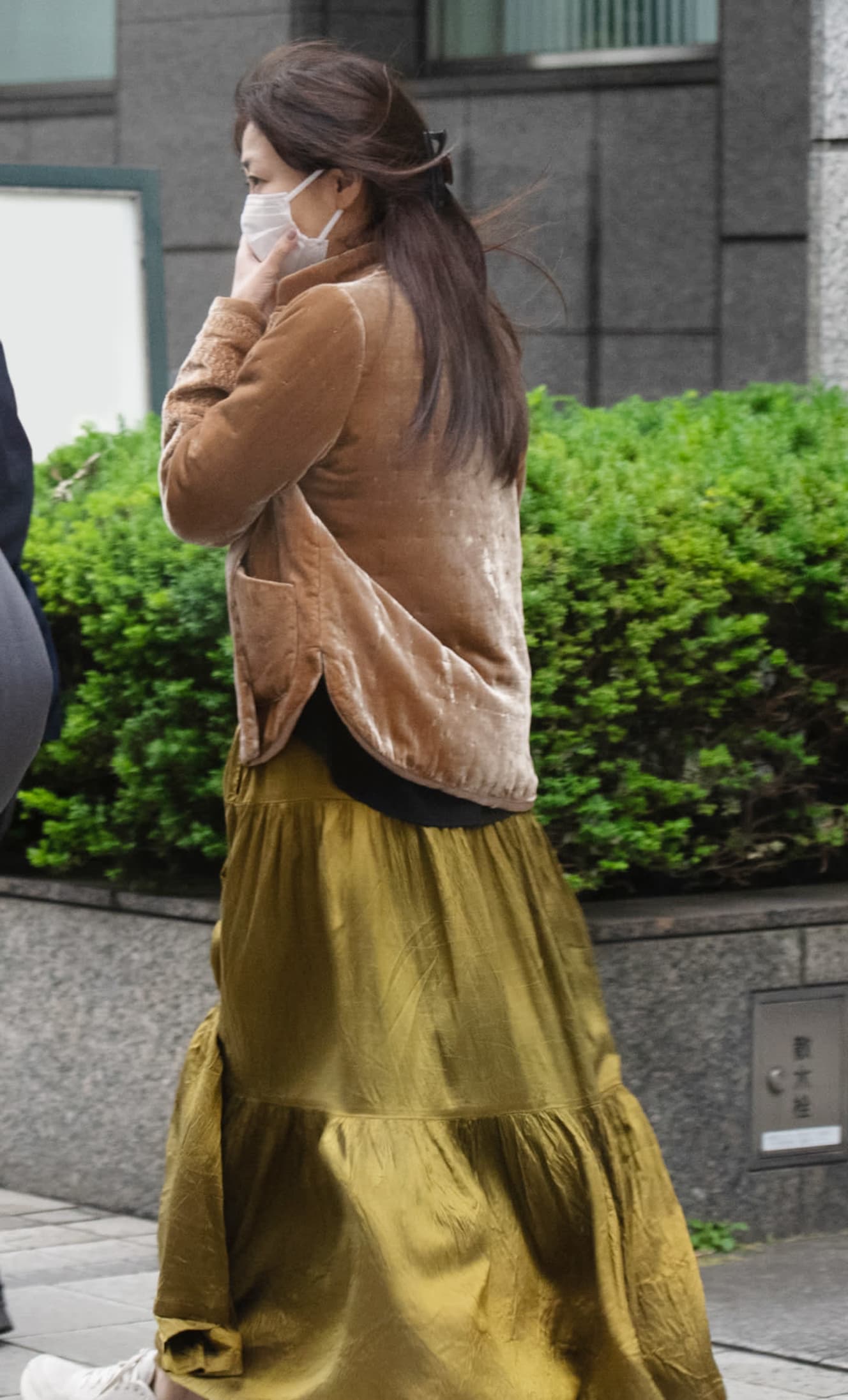 本誌未掲載カット 中山美穂 ゴージャスな私服でスーパー買い出し(21年6月18日号)
