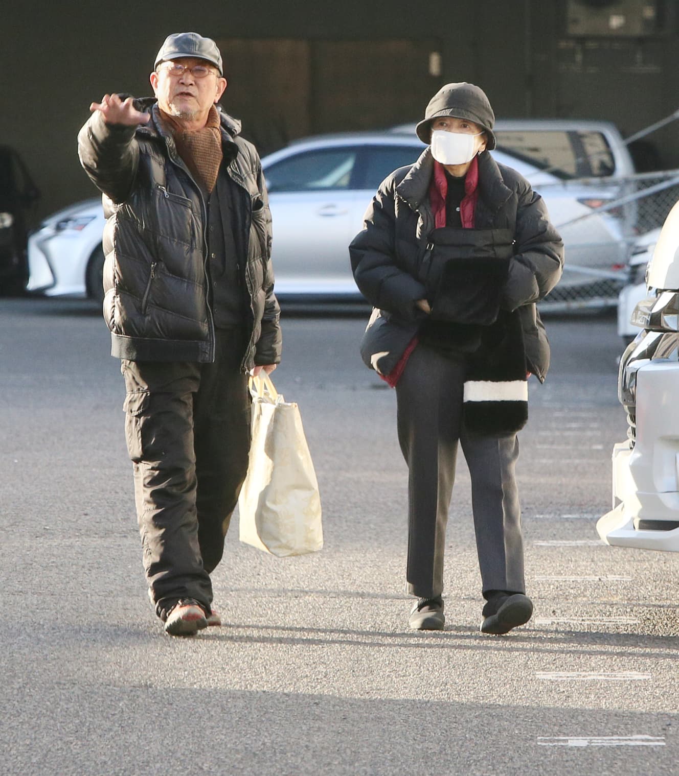 いつも二人は、ほどよい距離をとって並んで歩いていた