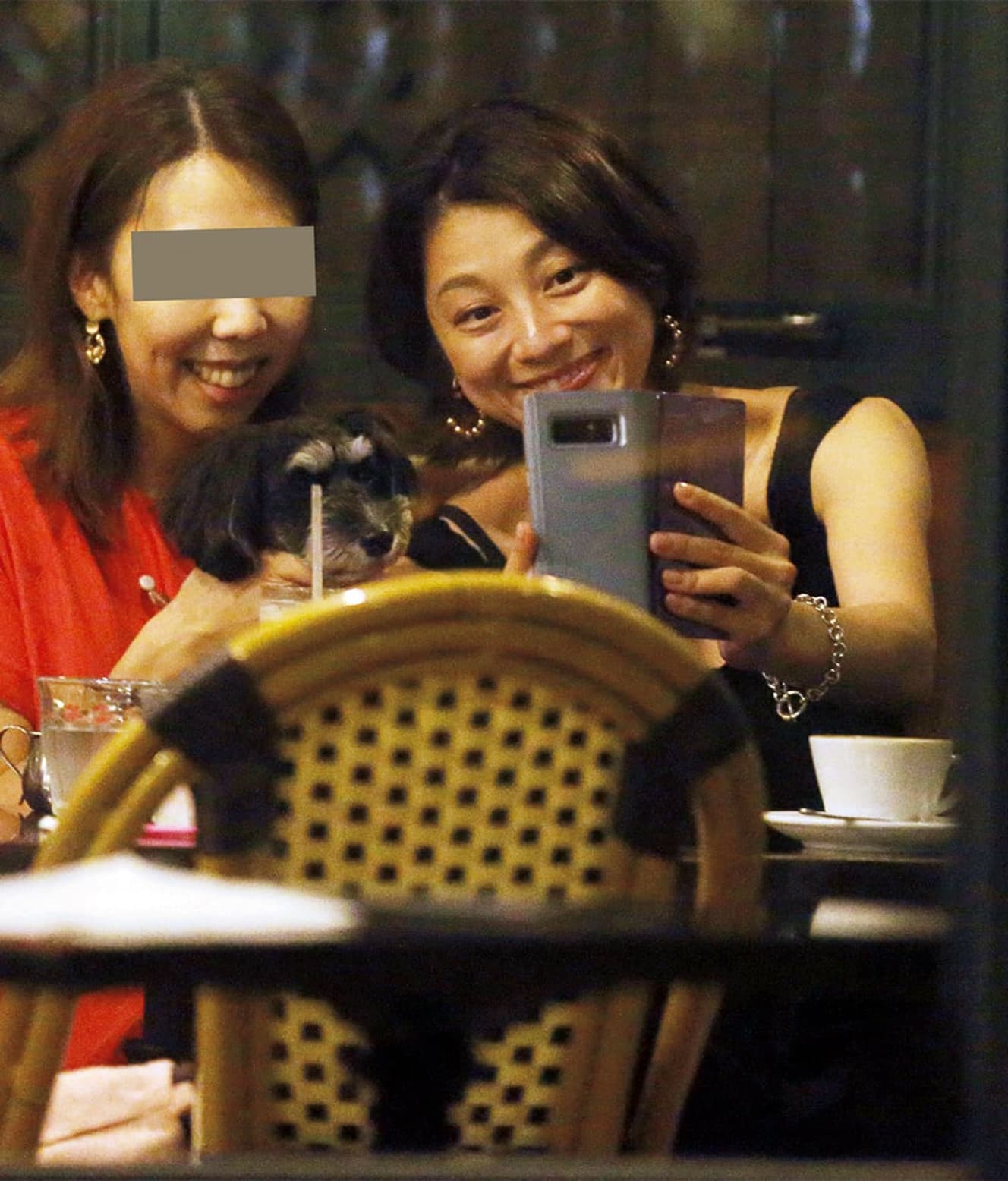 女子トークで盛り上がった後、友人と自撮りをする小池栄子。19年8月撮影