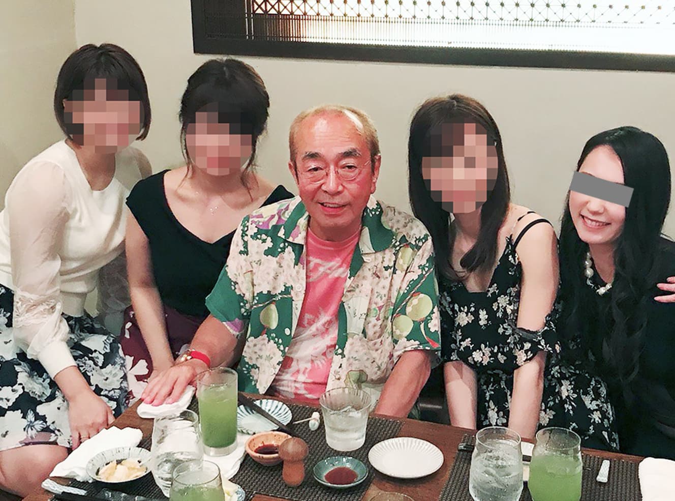 早紀さん（写真右端）が連れてきた美女と会食する志村さん。飲み会では仕事について真面目に語ることも