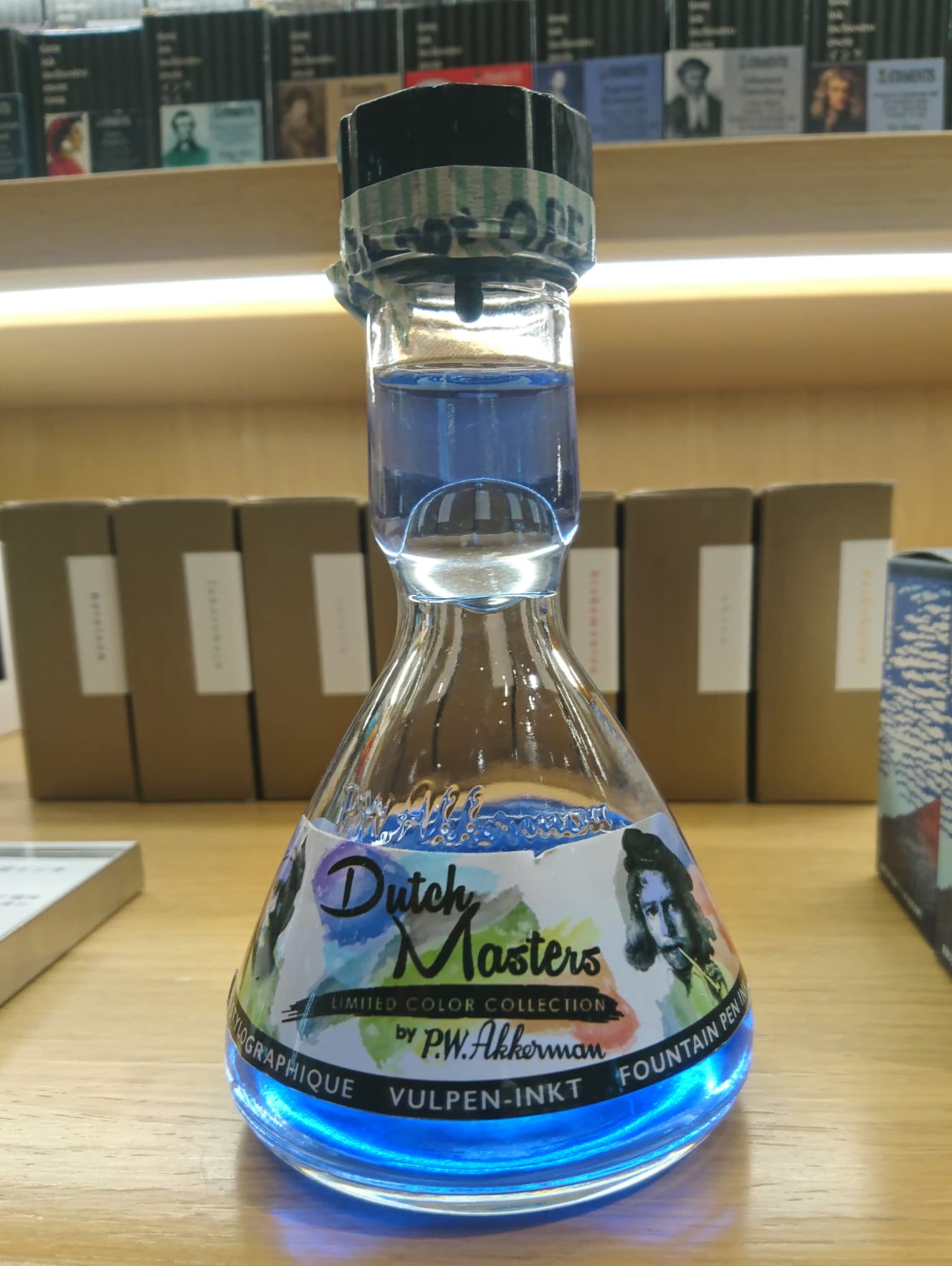 オランダの老舗文房具店、P.W.アッカーマンのインク。ラムネの瓶の様に中にガラス玉が入っていて、上部にインクを溜められる。ペン先を瓶の底まで沈めなくてもいいし、インク残量が少なくなっても使いやすいという、実用的なデザインなのだ/写真撮影協力:銀座伊東屋