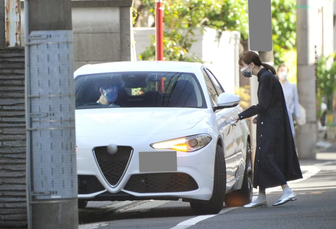 迎えに来てくれた岡田の車に乗り込む鈴木アナ。「ドア開かないよ〜」という様子で岡田に笑いかける