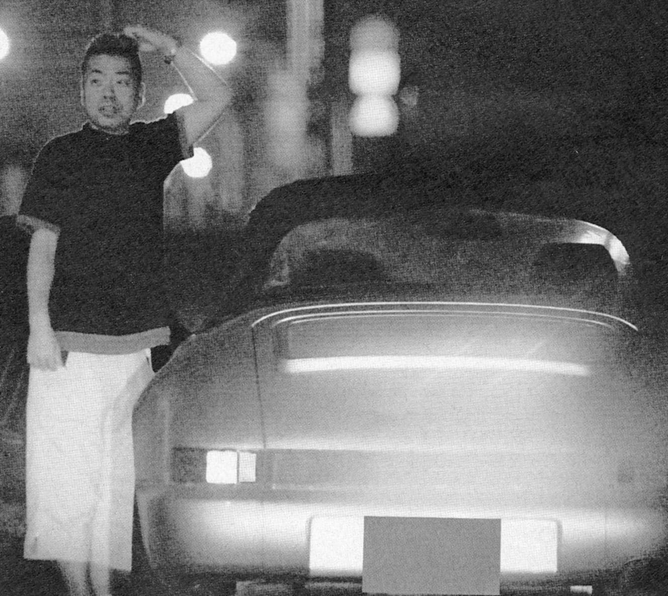 ’91年式のポルシェで美女を口説く出川哲朗。テレビ番組内で愛車に落書きされたこともある（’02年８月16日号）