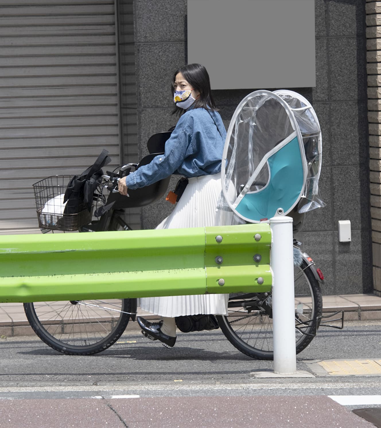 本誌未掲載カット 菅野美穂 手作りマスク着用でママチャリ疾走の「肝っ玉母ちゃん」