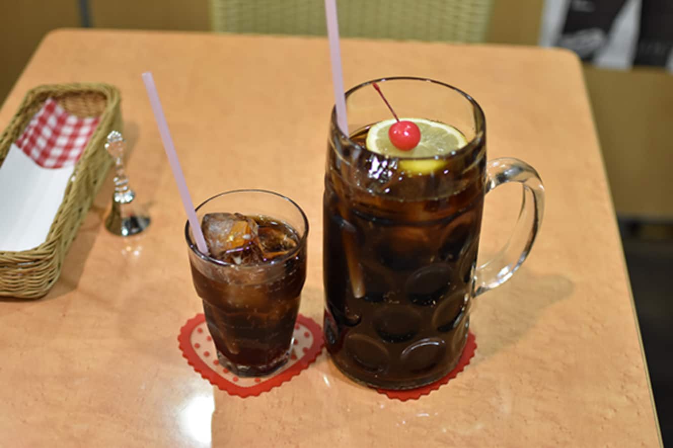 〔メイリッシュ〕通常メニューのコーラ(600円税込)と、3倍の量のアキバコーラ(1,200円税込)
