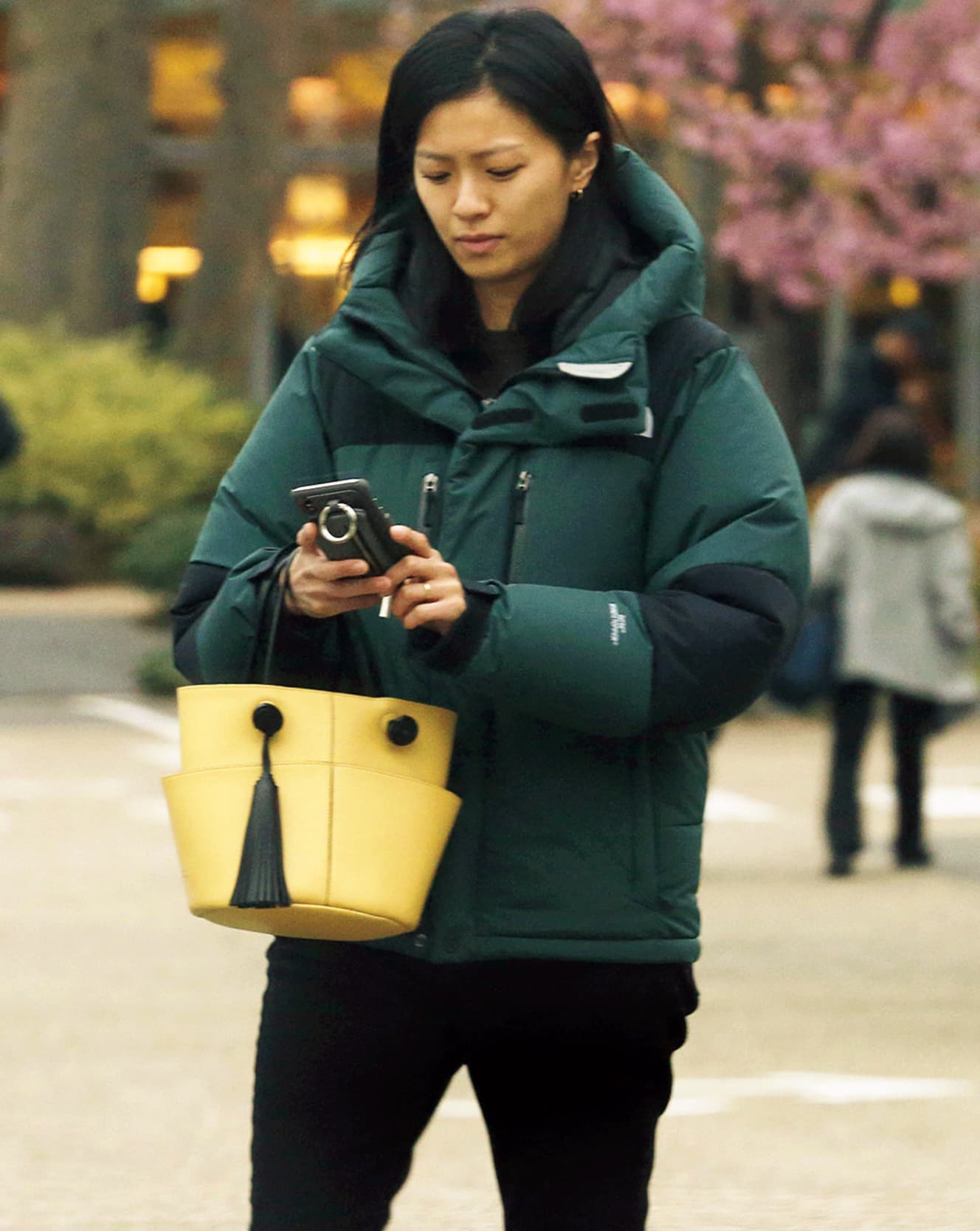 東京・代官山で知人と別れ車に向かう榮倉奈々。夫・賀来賢人から連絡が入ったのか真剣な表情でスマホを確認していた（20年２月撮影）