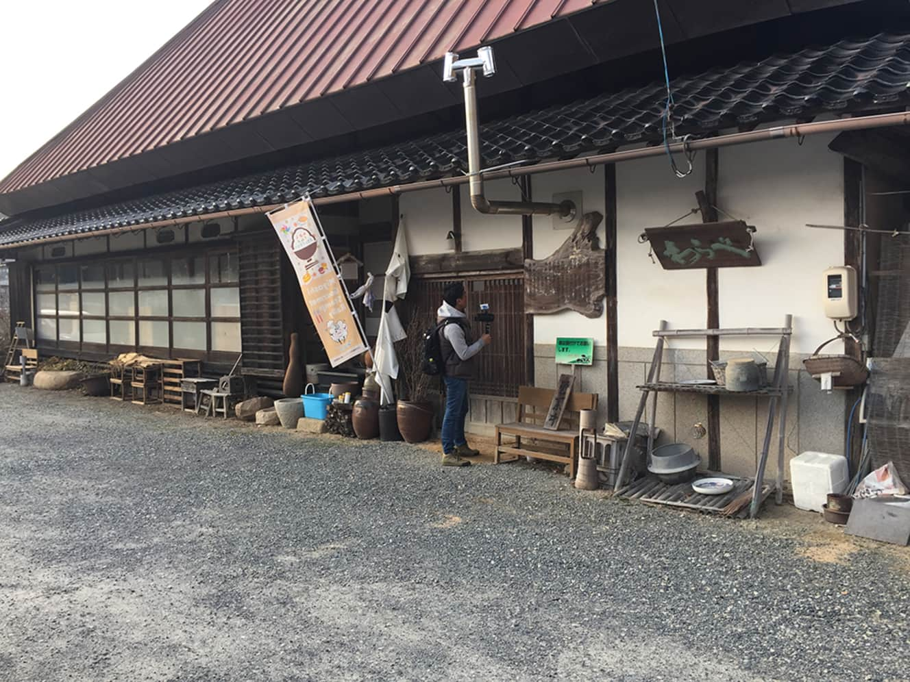 ここが座敷わらしが出ると有名な『手打ちそば山菜料理わらべ』。古民家を利用した店内は、どこを見ても雰囲気があり、座敷わらしが住んでいるのもうなずける