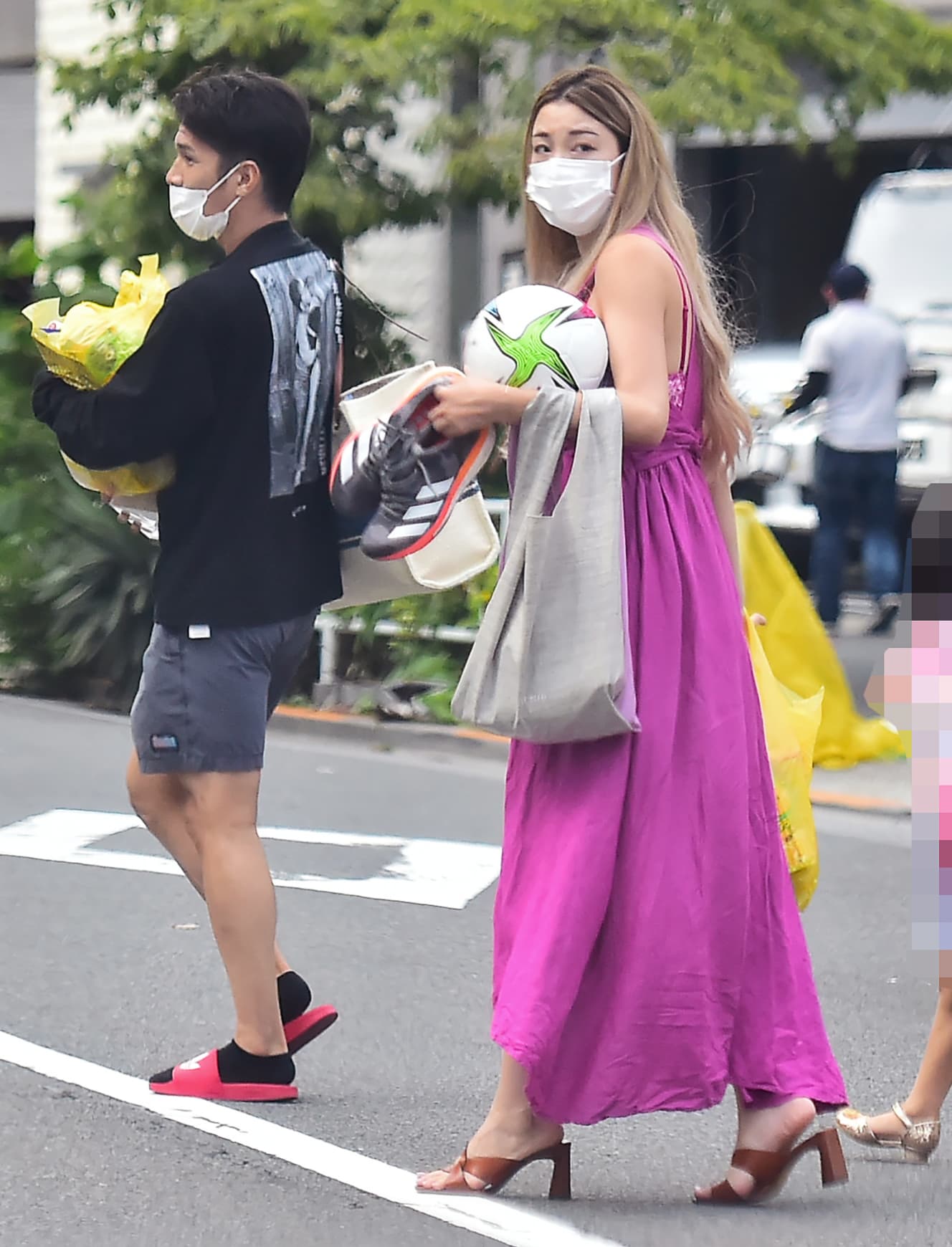 新恋人の三幸と次女の３人で公園へ。友人と合流し、サッカーを楽しみ、皆で友人宅へ向かった