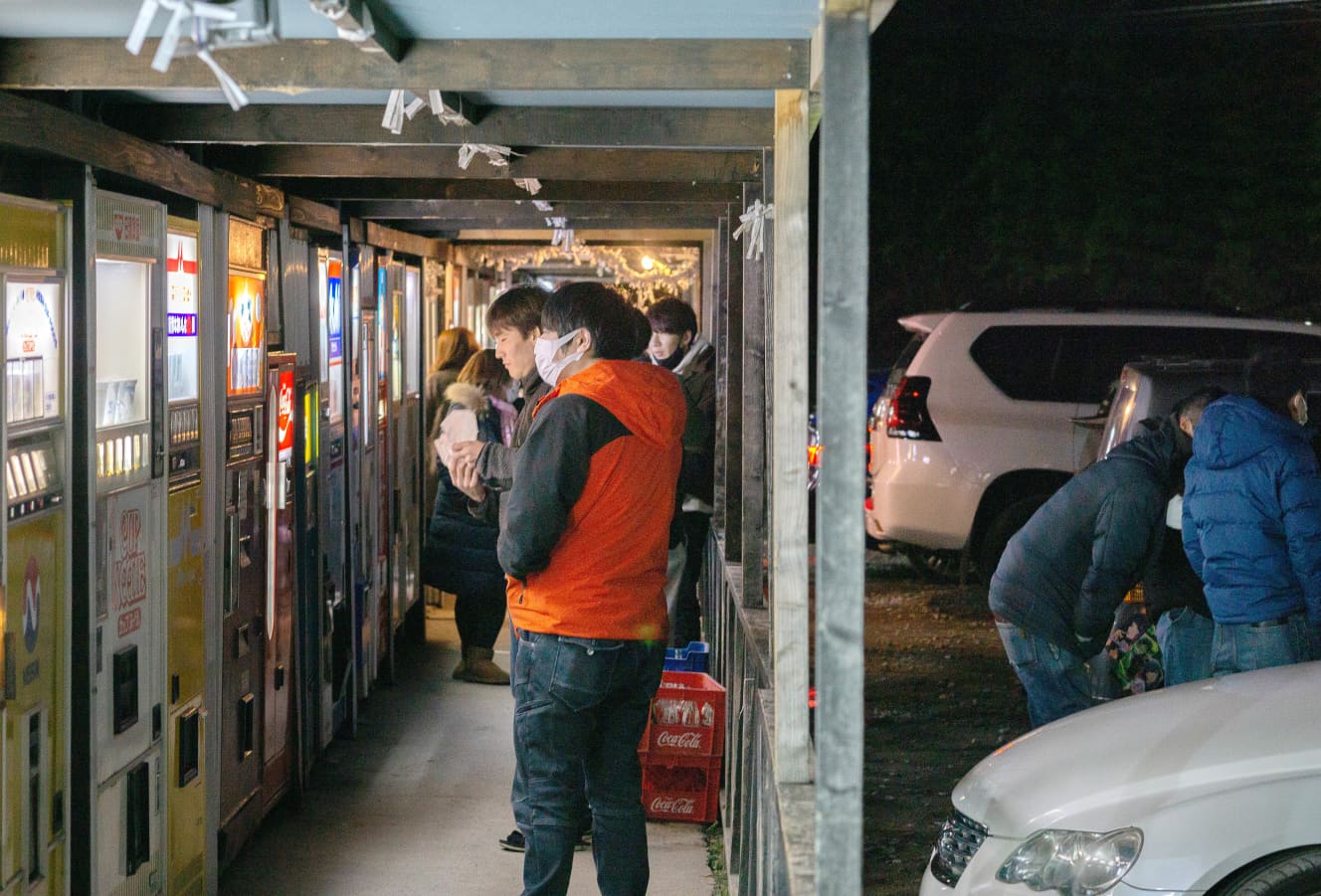 夜にはたくさんの若者やカップルが愛車で立ち寄る。この時期は寒い車内で熱い麺類を食べると最高に美味い